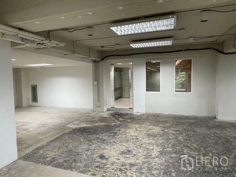 Office Space for rent in Ratchathewi, Bangkok - Entry zone with glass door and windows connecting to the office floor.