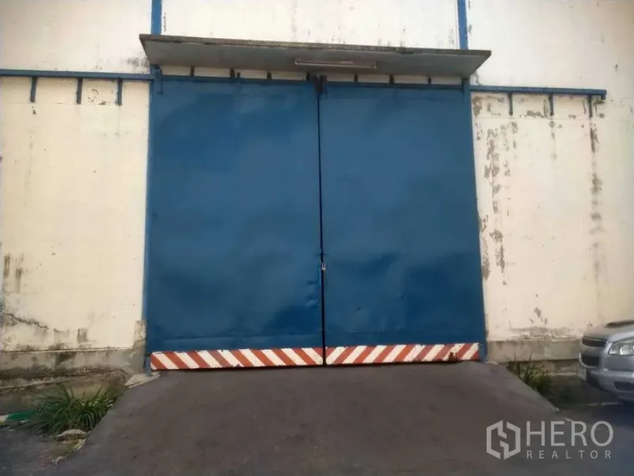 คลังสินค้า ให้เช่าในBang Phli, Samut Prakan - ประตูเหล็กคู่สีฟ้าพร้อมทางลาดทางเข้าโกดัง