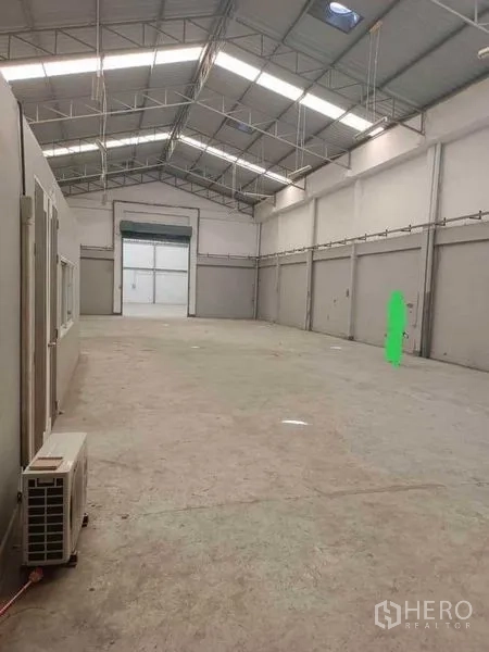 货栈 出租在Samut Prakan - 长条形仓库通道，山形屋顶配天窗