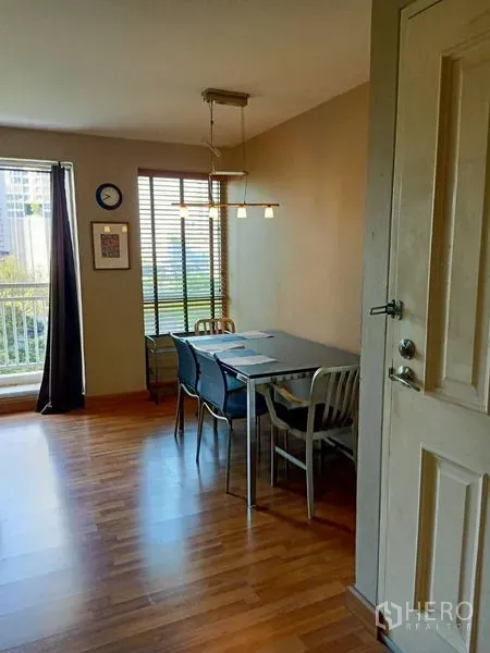 คอนโด ให้เช่าในKhlong Toei, Bangkok - มุมรับประทานอาหารสว่างด้วยโคมไฟแขวน โต๊ะ 4 ที่นั่ง และพื้นไม้