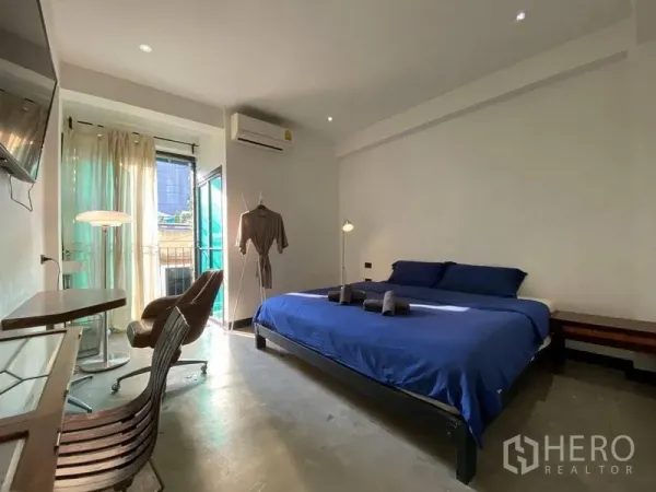 店屋 出租或出售在Din Daeng, Bangkok - 采光充足的卧室，配有特大床、书桌、阳台门与空调。