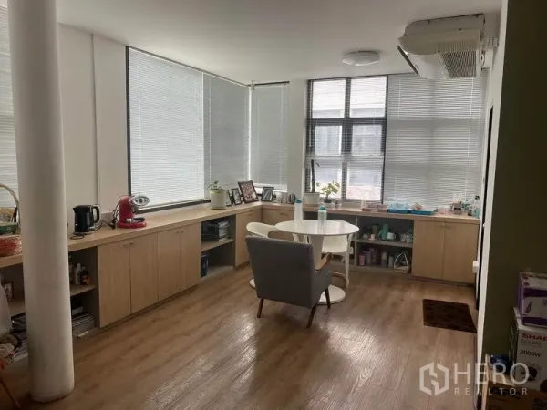 พื้นที่ขายปลีก ให้เช่าในWatthana, Bangkok - ห้องชั้นบนสว่าง พื้นไม้ ม่านบังแสง ตู้บิลท์อิน และโต๊ะกลม