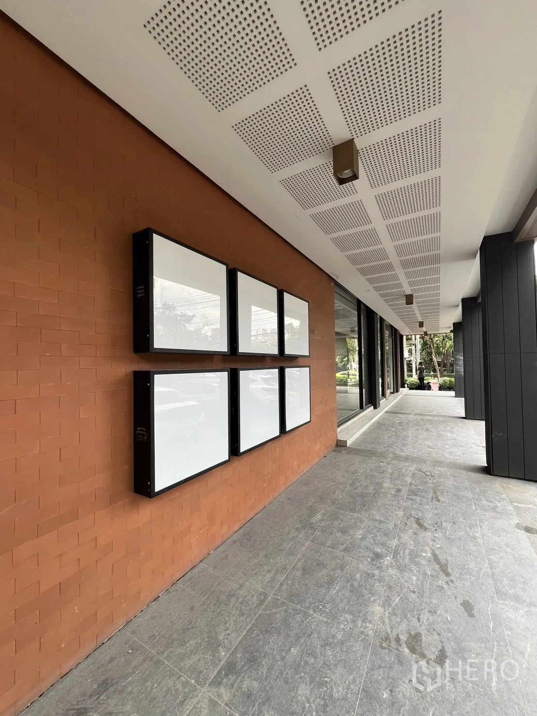 零售空间 出租在Khlong Toei, Bangkok - 鱼骨拼地板大厅，灯槽与环绕玻璃