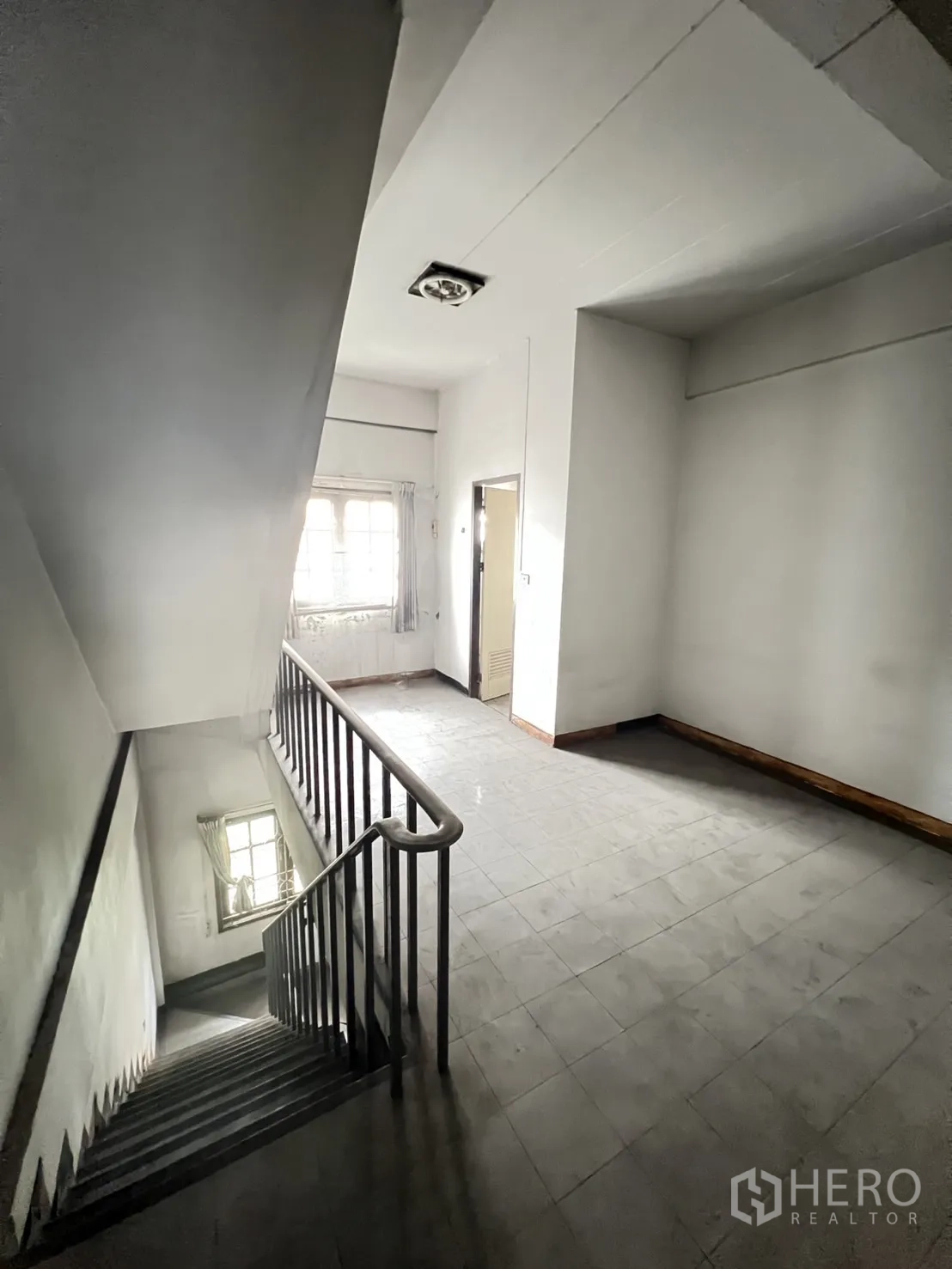 店屋 出租在Watthana, Bangkok - 室内楼梯与采光良好的平台窗户，多层店屋结构。