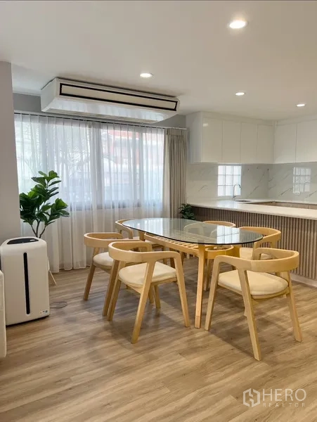 บ้าน ให้เช่าในBang Rak, Bangkok - มุมรับประทานอาหารสว่างใกล้หน้าต่างบานใหญ่ ต้นไม้กระถาง และเครื่องปรับอากาศ