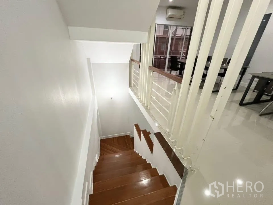 Home Office for rent in Bueng Kum, Bangkok - Staircase landing with white balustrade overlooking open office floor