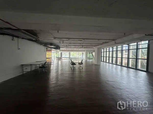 พื้นที่ขายปลีก ให้เช่า - พื้นที่รูปสี่เหลี่ยมลึก มีหน้าต่างสองด้าน พื้นไม้แผ่นกว้าง
