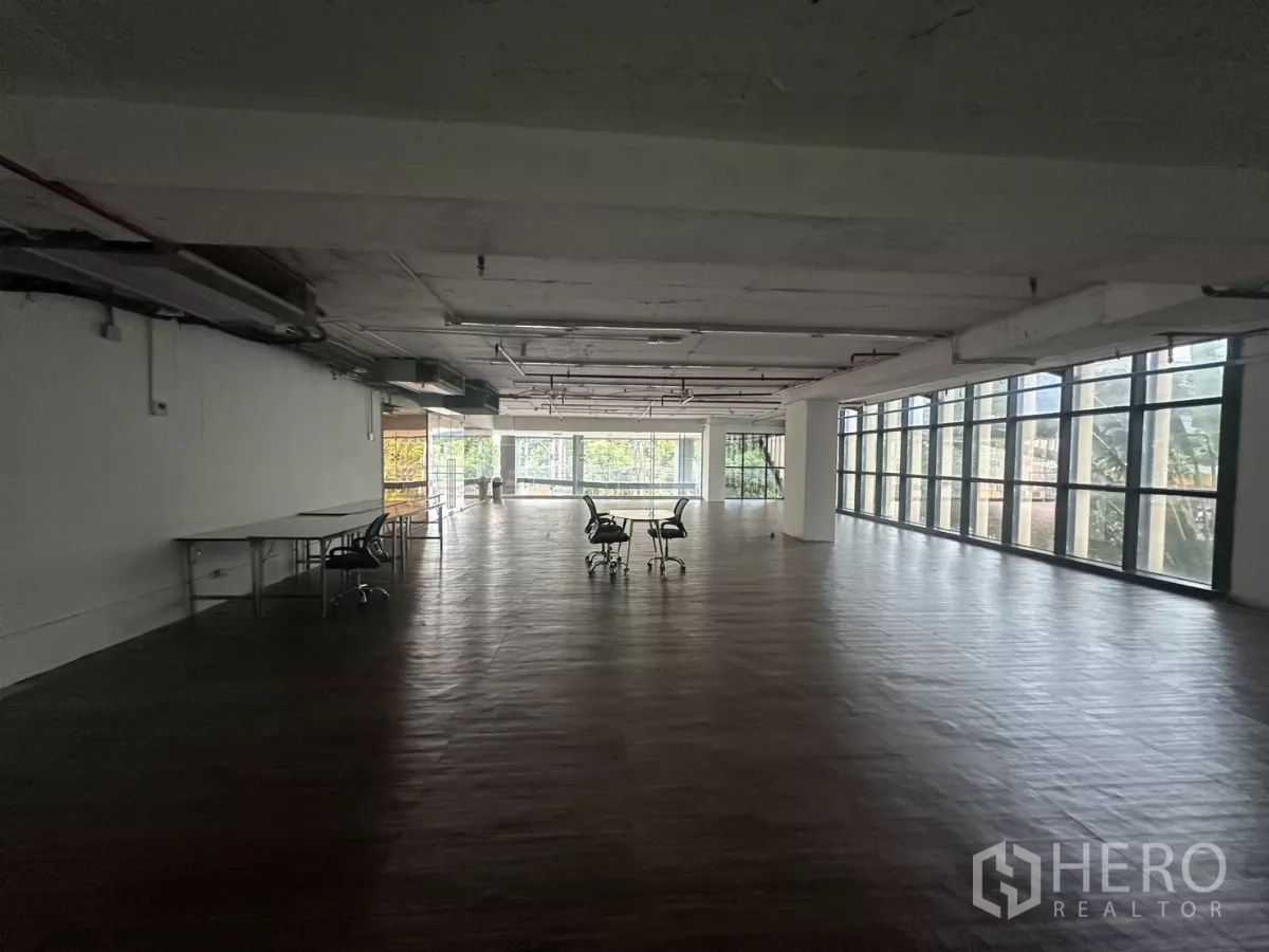 พื้นที่ขายปลีก ให้เช่า - พื้นที่รูปสี่เหลี่ยมลึก มีหน้าต่างสองด้าน พื้นไม้แผ่นกว้าง