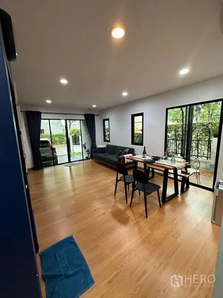 ทาวน์เฮาส์ ขายในWang Thonglang, Bangkok - พื้นที่นั่งเล่น-ทานอาหารแบบโอเพนแปลน มีประตูกระจกสไลด์ออกลานหน้าบ้าน