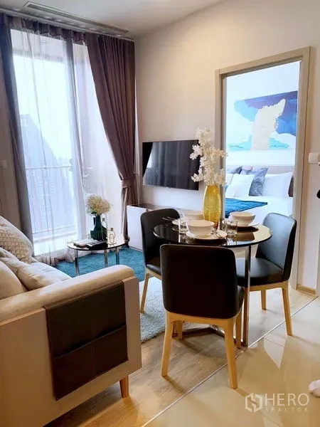 公寓 出租在Khlong Toei, Bangkok - 采光良好的客餐厅，通向阳台并可见卧室入口。