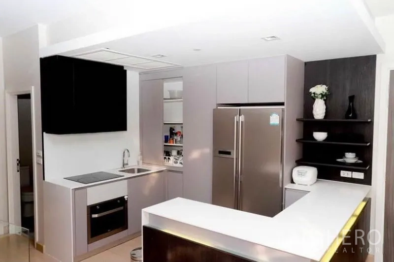 คอนโด ให้เช่าในKhlong San, Bangkok - ภาพใกล้ครัวรูปตัว U พร้อมเตาอบ เตาไฟฟ้า และตู้เย็นสองประตู