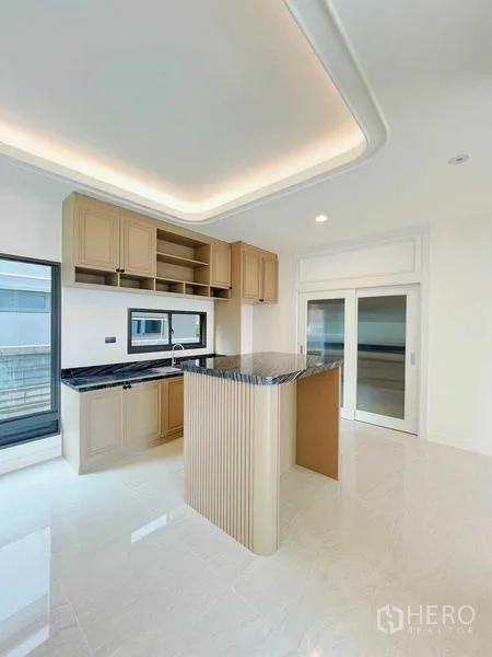 บ้าน ขายในBangkok Noi, Bangkok - ครัวสว่างพร้อมไอส์แลนด์ ท็อปหิน และตู้โทนเบจ