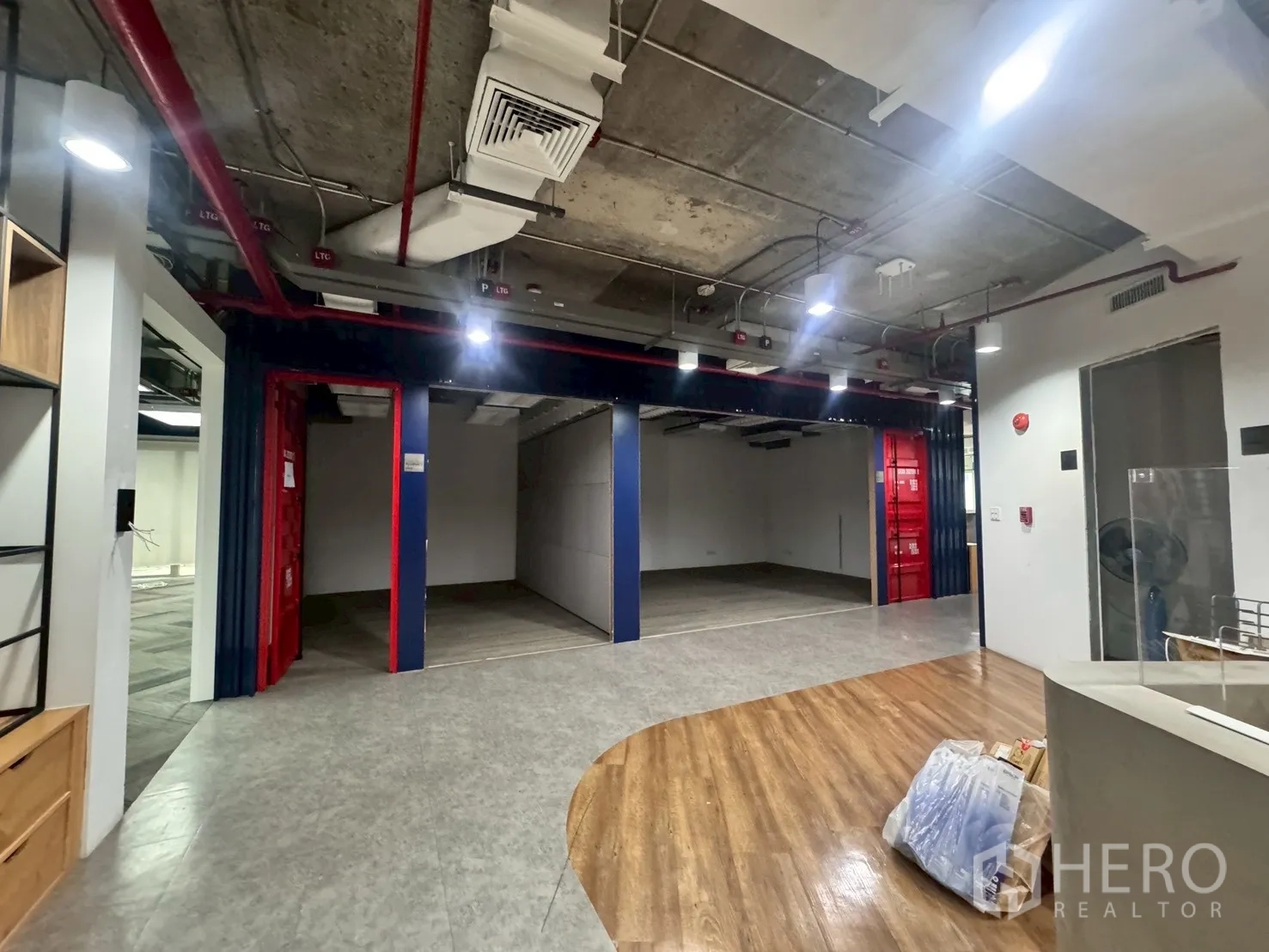 办公室 for rent in Watthana, Bangkok - 带分隔房间的开放区与外露工业风天花。