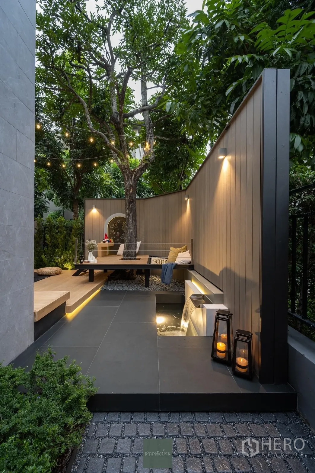 บ้าน ให้เช่าหรือขายในPhra Khanong, Bangkok - สวนส่วนตัวมีต้นไม้ใหญ่ ม้านั่ง ระแนงไฟ และน้ำตกผนัง