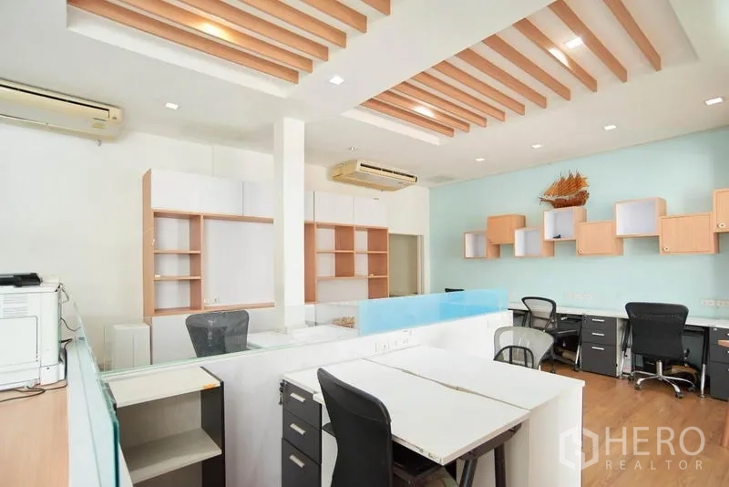 带办公室的家 出租在Wang Thonglang, Bangkok - 大型办公室，多工位与木条装饰天花