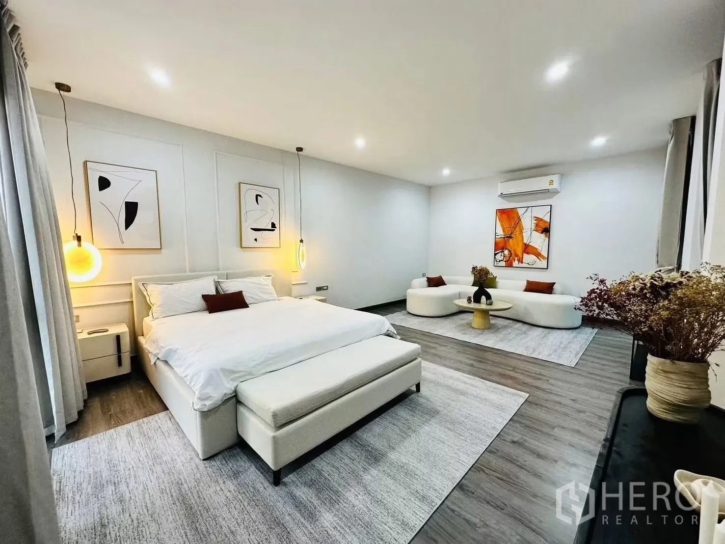 ทาวน์เฮาส์ for rent in Suan Luang, Bangkok - ห้องนอนหลักมีโคมแขวนสองข้างเตียงและภาพศิลปะบนผนัง
