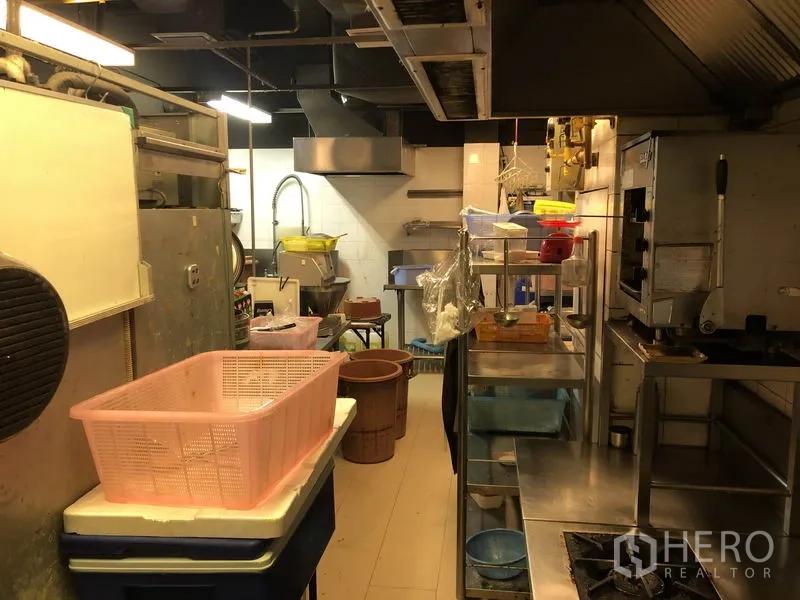พื้นที่ขายปลีก ให้เช่าในKhlong Toei, Bangkok - ทางเดินครัวบริการพร้อมฮูด เตาแก๊ส โต๊ะเตรียมอาหาร และตะกร้าเก็บของ