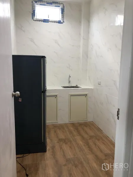 โรงงาน ให้เช่าในSamut Prakan - ห้องแพนทรีขนาดกะทัดรัด มีอ่างล้างมือและตู้เย็น