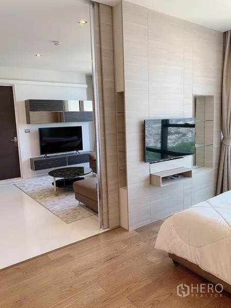 公寓 出售 - 滑动隔断将卧室与客厅分开，两个观影区域相连。