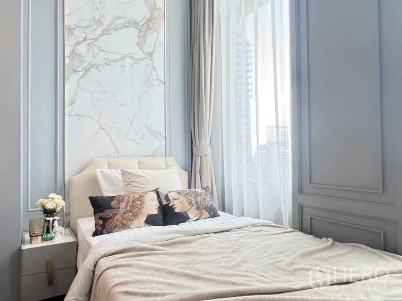 คอนโด ให้เช่าในWatthana, Bangkok - ห้องนอนสว่าง แผงหัวเตียงลายหินอ่อน หน้าต่างบานสูงเห็นวิวเมือง