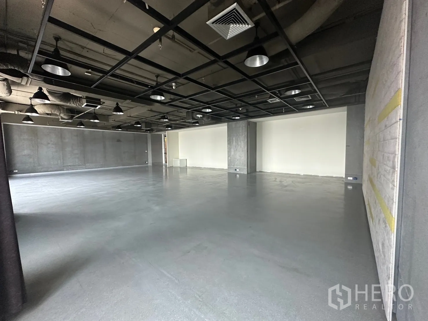 สำนักงาน ให้เช่าในKhlong Toei, Bangkok - ห้องโล่งสไตล์อินดัสเทรียล ไฟแขวนและผนังคอนกรีต