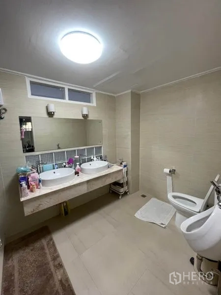 ทาวน์เฮาส์ ให้เช่าในKhlong Toei, Bangkok - ห้องน้ำสว่าง อ่างล้างหน้าแบบคู่ กระจกบานใหญ่และผนังโทนอ่อน