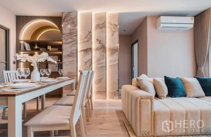 คอนโด for rent in Watthana, Bangkok - พื้นที่นั่งเล่น–รับประทานอาหารพร้อมโซฟาบุและเสาหินอ่อนแสงไฟแนวตั้ง