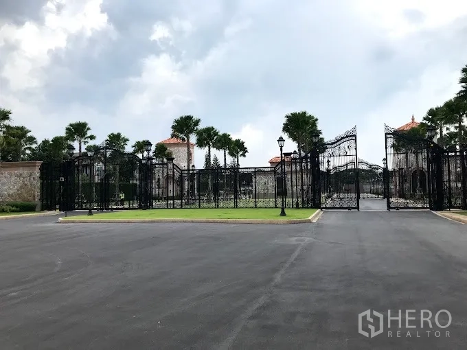 บ้าน ให้เช่าหรือขายในBang Khen, Bangkok - ซุ้มทางเข้าหมู่บ้าน รั้วเหล็กลวดลายสวยงามและปลอดภัย