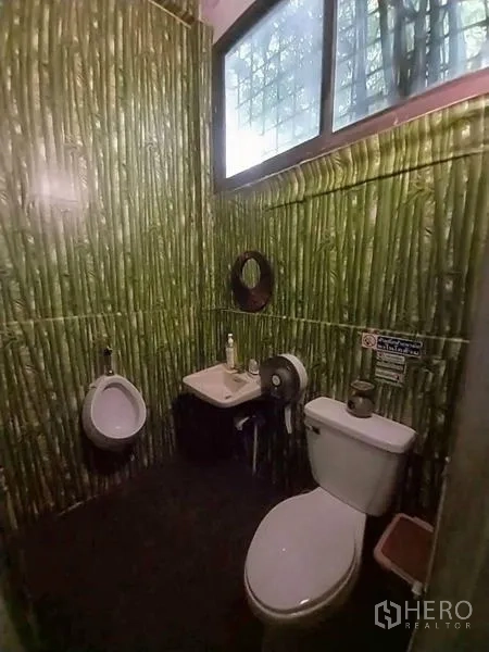 店屋 出租在Khlong Toei, Bangkok - 竹纹墙面的卫生间，坐便器、小便池和小洗手盆。