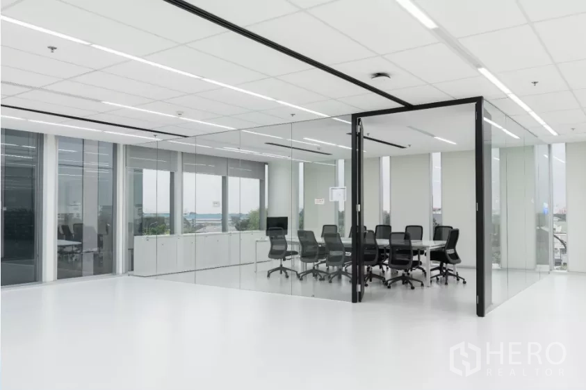 สำนักงาน ให้เช่าในChatuchak, Bangkok - ห้องประชุมสว่าง กั้นกระจก โต๊ะยาว เห็นวิวเมือง