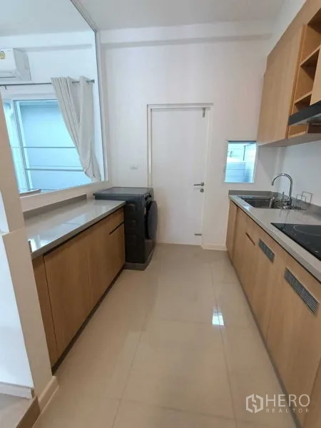 ทาวน์เฮาส์ ให้เช่าในPrawet, Bangkok - มุมครัวอีกด้าน แสดงเคาน์เตอร์ยาว ซิงก์ และเครื่องซักผ้า