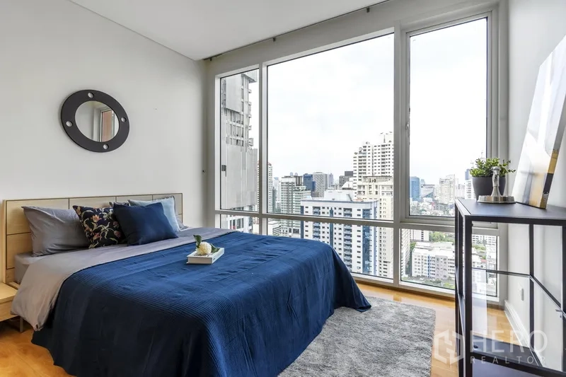 คอนโด ให้เช่าในWatthana, Bangkok - ห้องนอนที่สองผ้าปูสีน้ำเงิน หน้าต่างมุมกว้างกรอบวิวเมือง