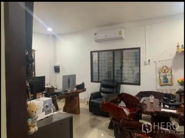 คลังสินค้า ให้เช่าในSai Noi, Nonthaburi - สำนักงานภายในติดแอร์ โต๊ะทำงาน คอมพิวเตอร์ และเฟอร์นิเจอร์ไม้