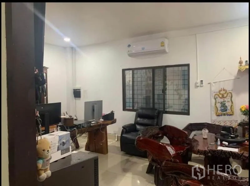 คลังสินค้า ให้เช่าในSai Noi, Nonthaburi - สำนักงานภายในติดแอร์ โต๊ะทำงาน คอมพิวเตอร์ และเฟอร์นิเจอร์ไม้