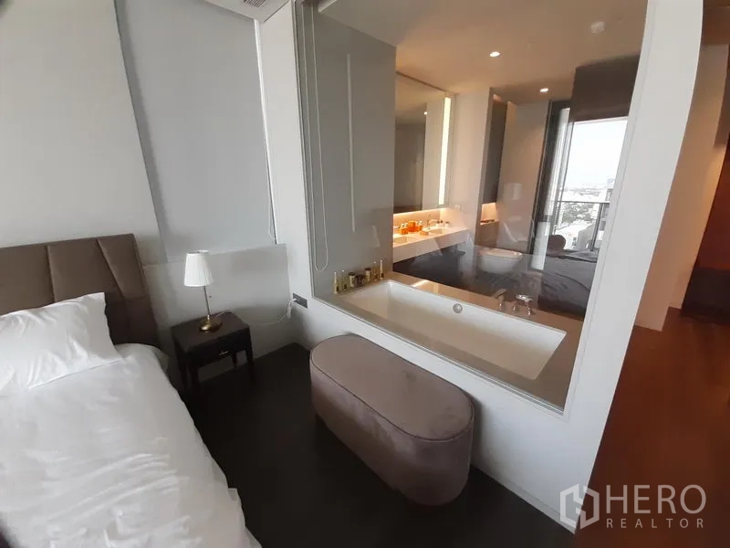 คอนโด ให้เช่าในWatthana, Bangkok - ห้องน้ำมาสเตอร์พร้อมอ่างอาบน้ำติดฉากกระจกและเคาน์เตอร์ล้างหน้าพร้อมไฟ