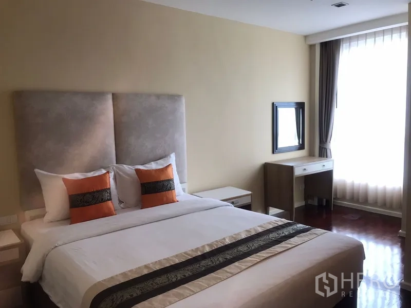 房间 出租在Khlong Toei, Bangkok - 客卧配特大床，大窗与梳妆书桌。