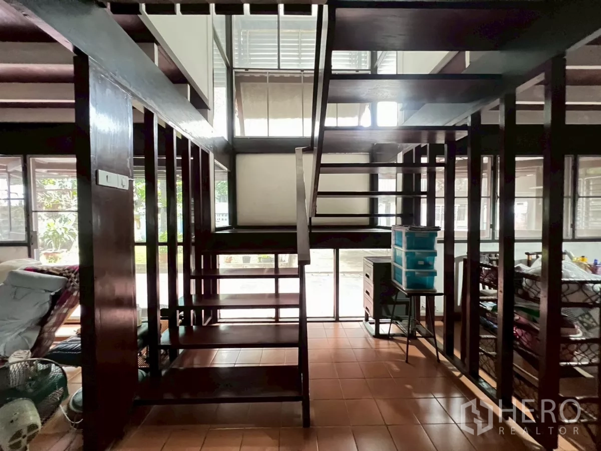 บ้าน ขายในKhlong Toei, Bangkok - บันไดโครงไม้เปิดโล่งใช้กั้นพื้นที่นั่งเล่น
