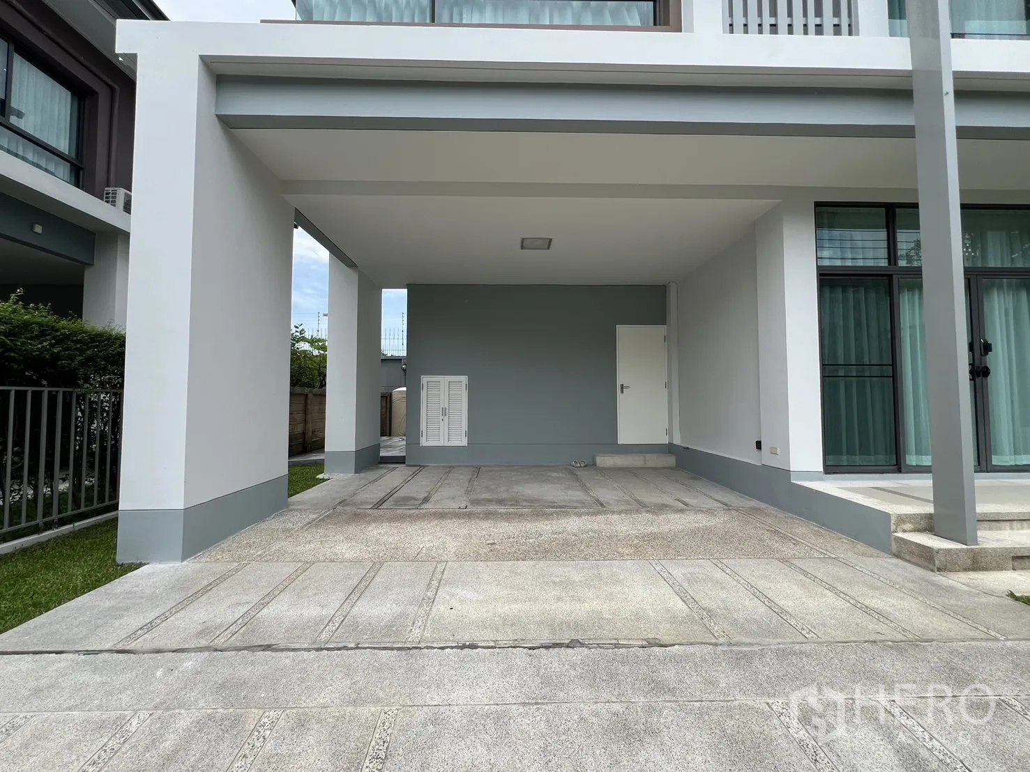 独立式住宅 出租在Bang Kapi, Bangkok - 房前宽敞的有顶双车位车棚与混凝土车道。