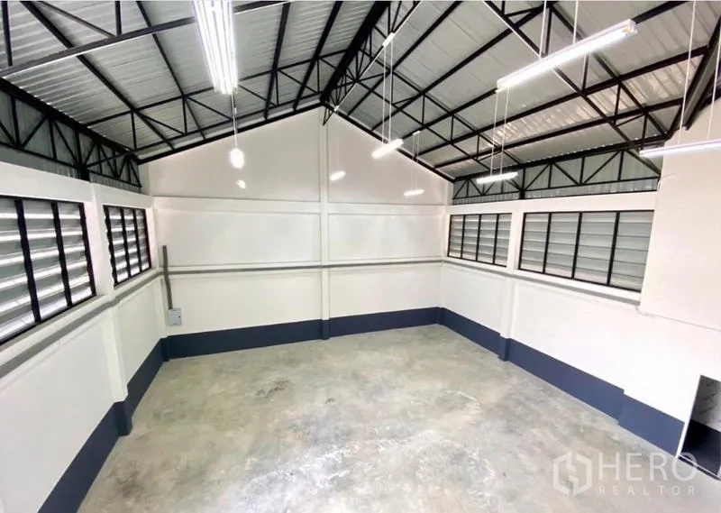 Warehouse for rent in Lat Lum Kaeo, Pathum Thani - Elevated view of ventilated warehouse with louvered windows and polished concrete floor.