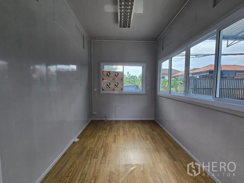 Warehouse for rent in Don Mueang, Bangkok - Bright office room with large windows and wood-look floor inside the compound.