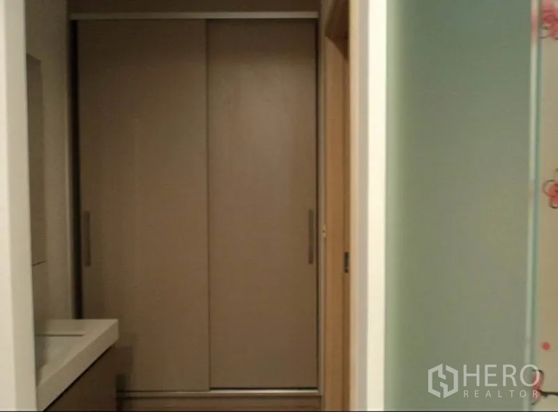 คอนโด ให้เช่าในKhlong Toei, Bangkok - โถงทางเดินพร้อมตู้เสื้อผ้าบานเลื่อนและเคาน์เตอร์อ่างล้างหน้าข้างฉากกั้นกระจก