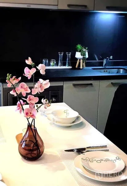 คอนโด ให้เช่าในWatthana, Bangkok - ภาพระยะใกล้ของมุมรับประทานอาหารแจกันดอกไม้ ข้างครัวสมัยใหม่