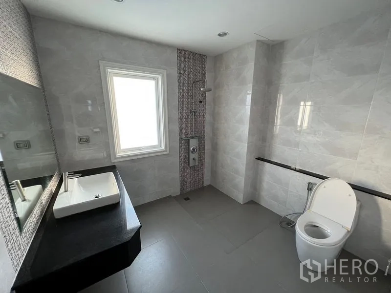 带办公室的家 出租或出售 - 现代浴室，采光窗、瓷砖墙、步入式淋浴与坐便器。