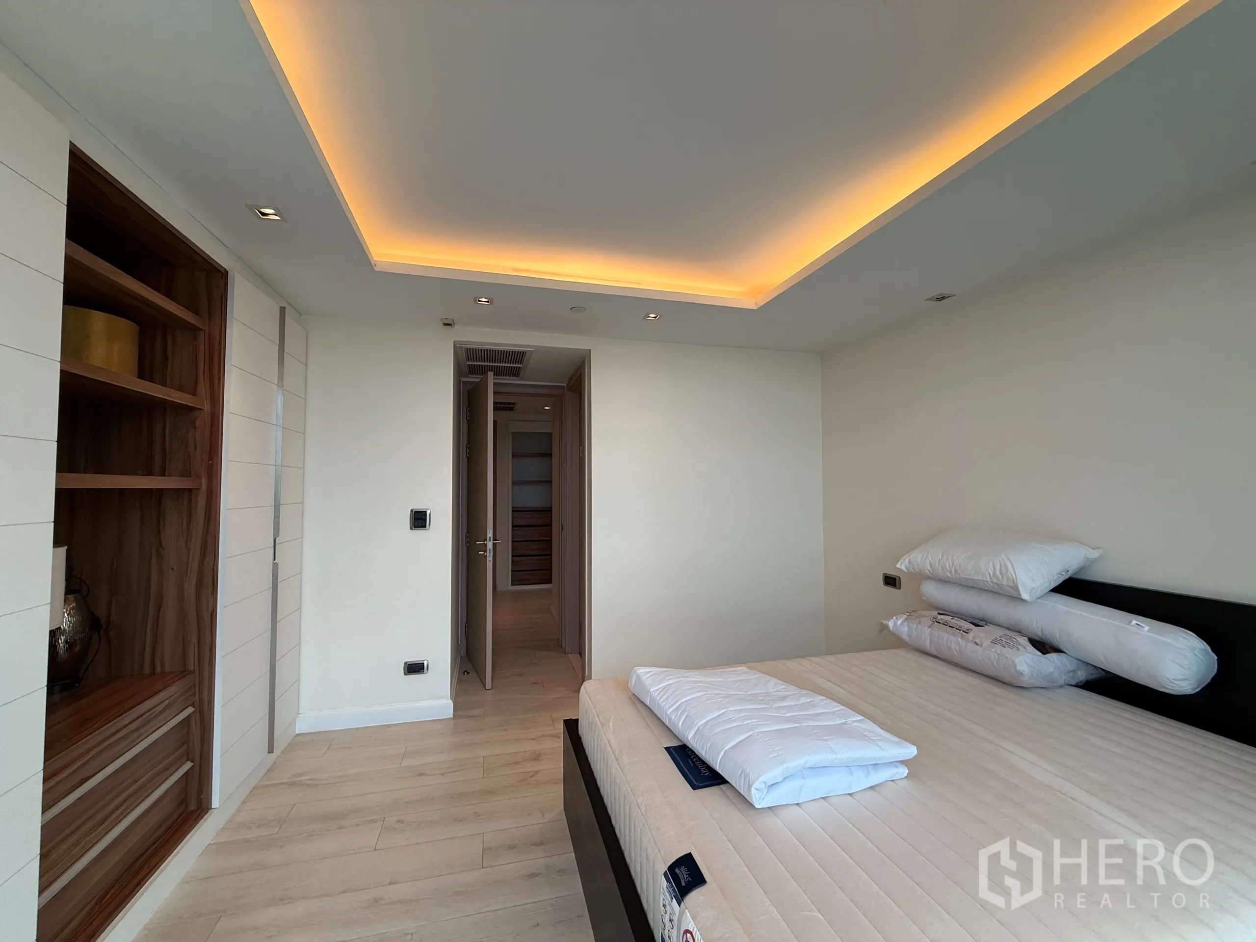 คอนโด ให้เช่าในPhaya Thai, Bangkok - มุมกลับของห้องนอน เผยไฟฝ้าซ่อนและตู้เสื้อผ้าบิลท์อิน