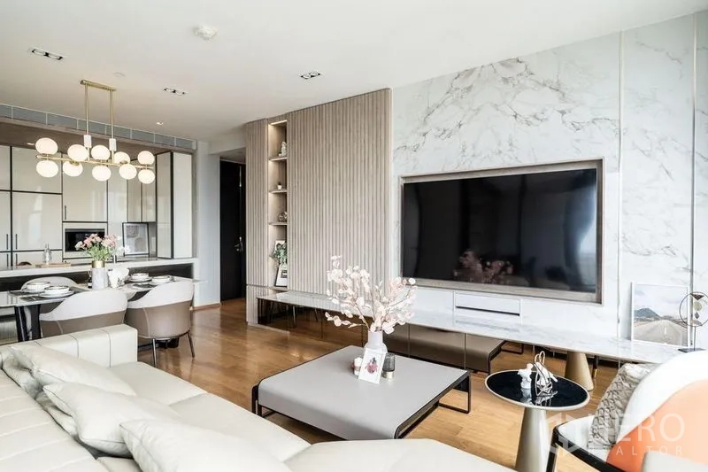 คอนโด ให้เช่าในKhlong Toei, Bangkok - ห้องนั่งเล่นสว่าง ผนังหินอ่อนทีวีจอใหญ่ และพื้นที่รับประทานอาหารแบบโอเพ่นในคอนโดหรู