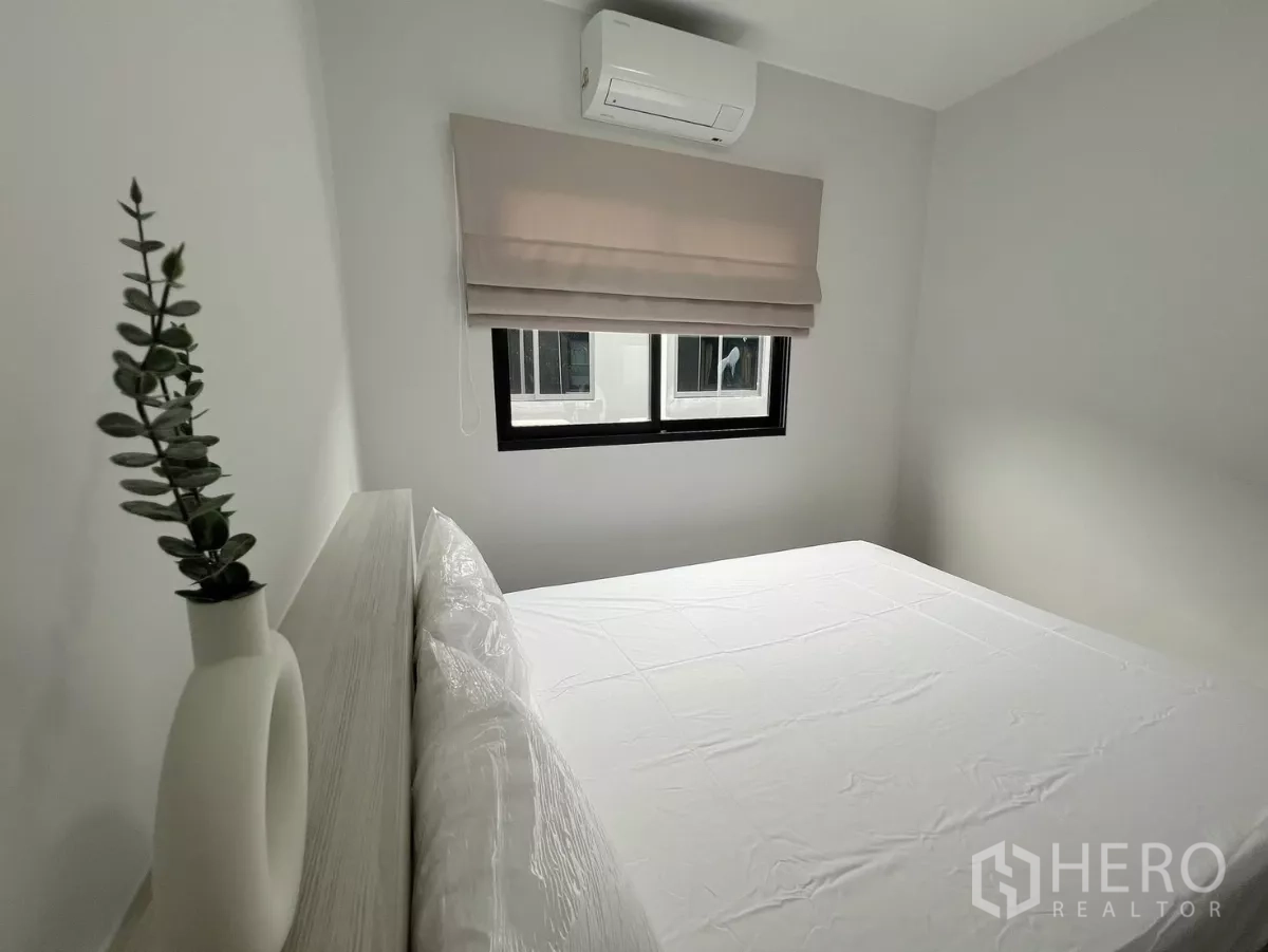 ทาวน์เฮาส์ ให้เช่าในBang Phli, Samut Prakan - ห้องนอนอบอุ่น เตียงคู่ แอร์ และมู่ลี่หน้าต่าง