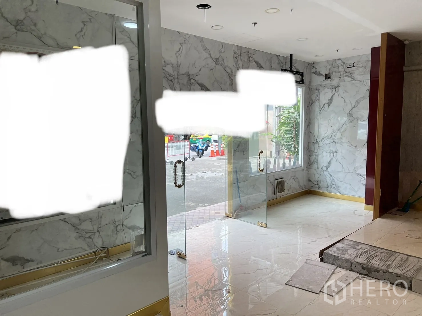 พื้นที่ขายปลีก ให้เช่าในKhlong Toei, Bangkok - ภายในสว่างด้วยพื้นกระเบื้องลายหินอ่อน ไฟฝังฝ้า ประตูกระจกและช่องแสงริมถนน
