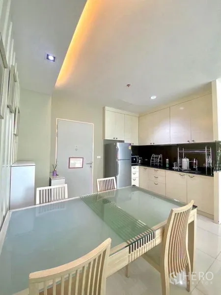 คอนโด for  - ห้องนั่งเล่นรับแสงดี หน้าต่างบานใหญ่ โซฟา ทีวี และเครื่องปรับอากาศ