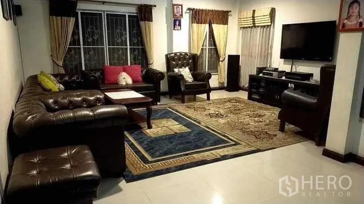 บ้าน ขายในPrawet, Bangkok - ห้องครอบครัวพร้อมโซฟาหนัง พรมผืนใหญ่ และทีวีติดผนัง