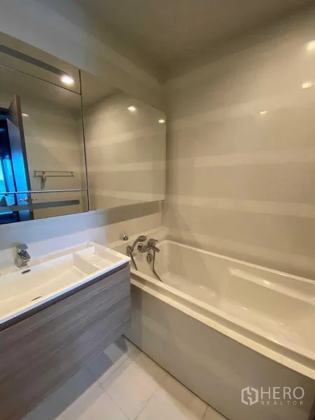 คอนโด ให้เช่าในKhlong Toei, Bangkok - ห้องน้ำพร้อมอ่างอาบน้ำ กระจกบานใหญ่ และเคาน์เตอร์อ่างล้างหน้า